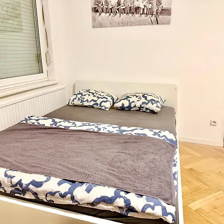 Cosy Near Metro U1 *